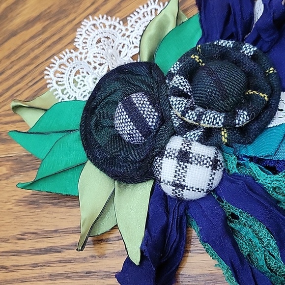 Class Quill Pin on Flower Clothing Dressy Classy Pin Navy Green Cream NEW - Picture 2 of 3